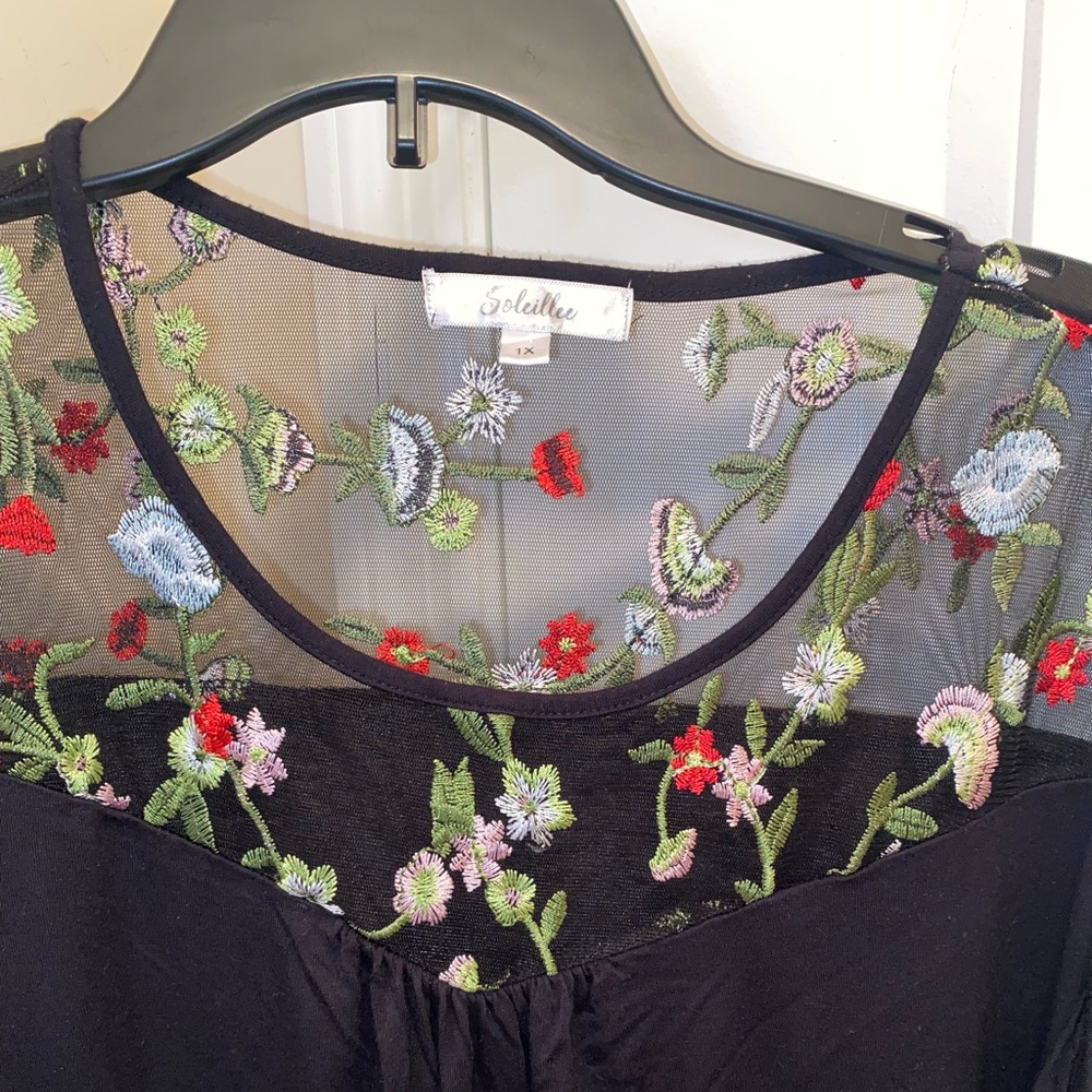 Women Sheer off the shoulder top - Picture 4 of 4